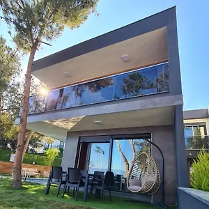 Oezel Havuz Ve Deniz Manzarali Yeni Villa